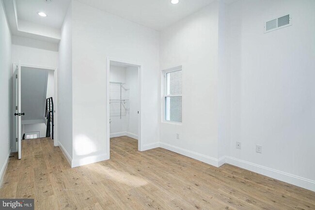 Building Photo - 840 Leland St