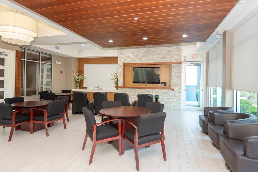 Building Photo - 231 Riverside Dr