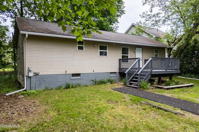 Building Photo - 99 1/2 Walworth St