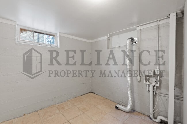 Building Photo - 804 N Battin St