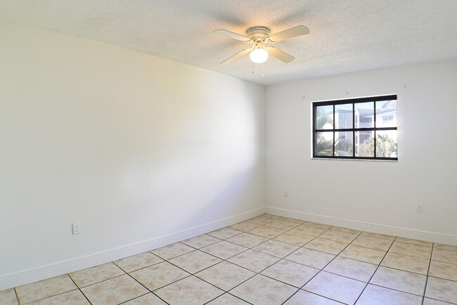 Building Photo - Cozy 2 beds 1 bath apartment in Fort Myers