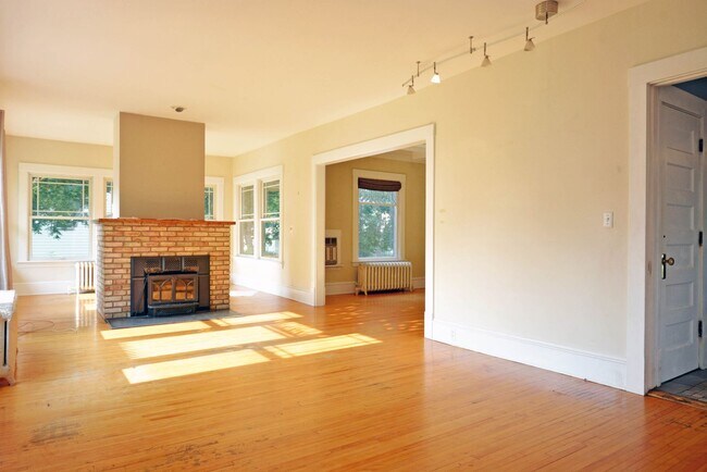 Building Photo - Beautiful 4-bedroom 2.5-bathoom - Great Lo...