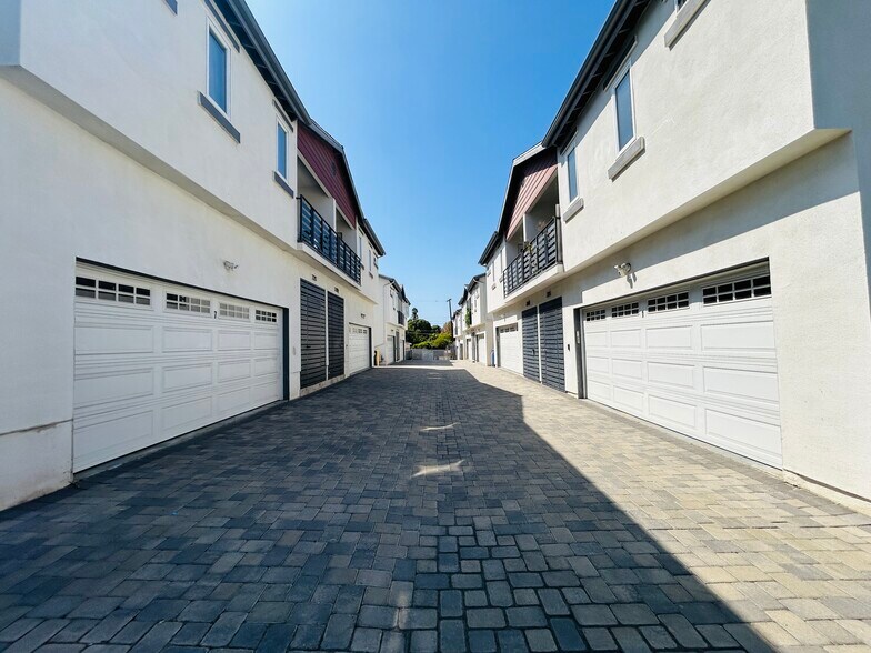 Building Photo - 7205 S La Cienega Blvd