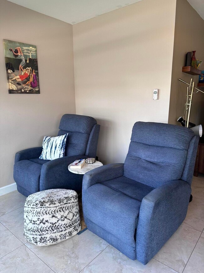 Building Photo - 3121 NE 51st St