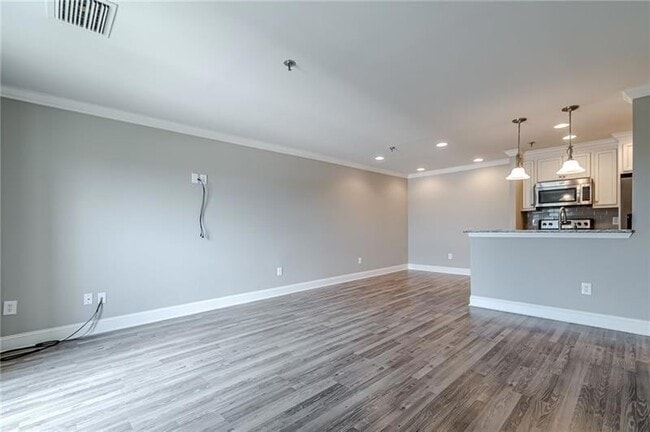 Building Photo - 300 Johnson Ferry Rd