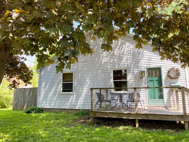 Building Photo - 606 S Webber St