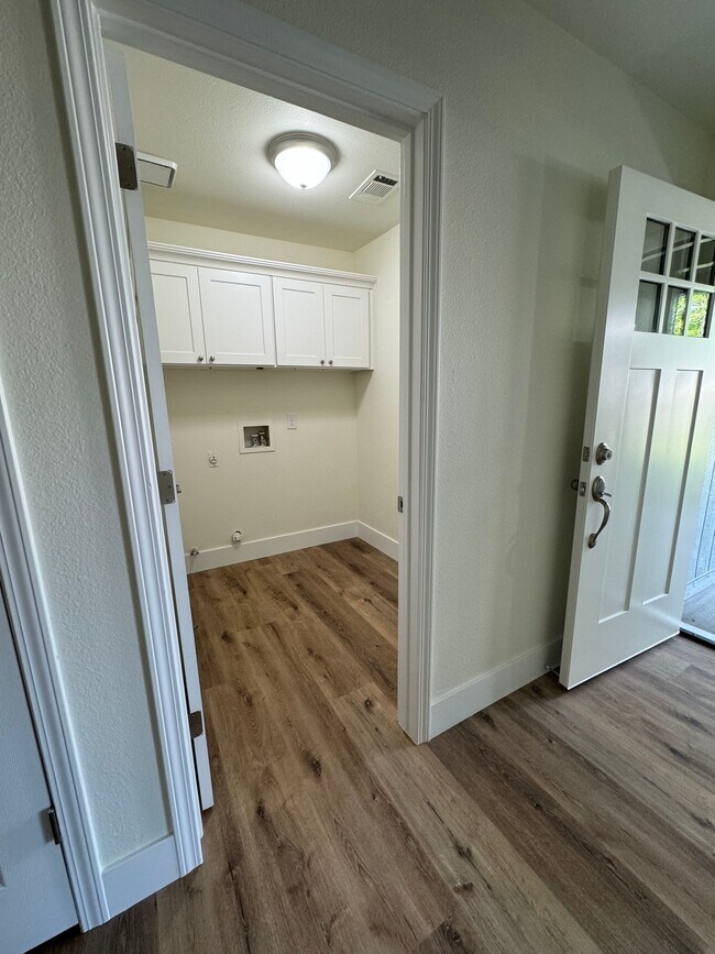 Building Photo - 1024 Michelle Ct