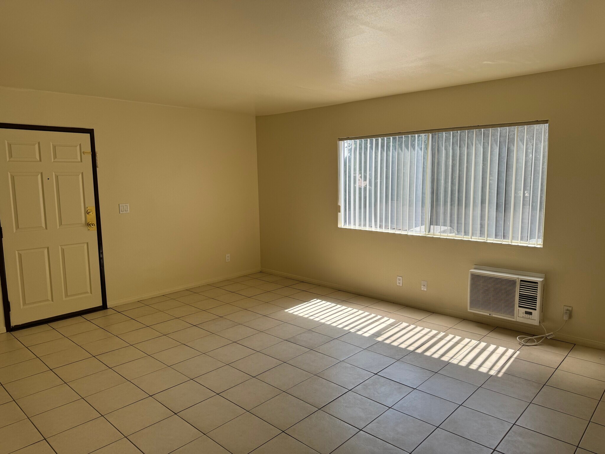 Building Photo - 13750 Vanowen St