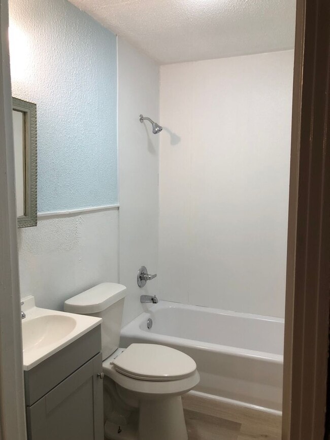 Building Photo - Nice 2 bedroom/1.5 bathroom house with fully fenced yard!