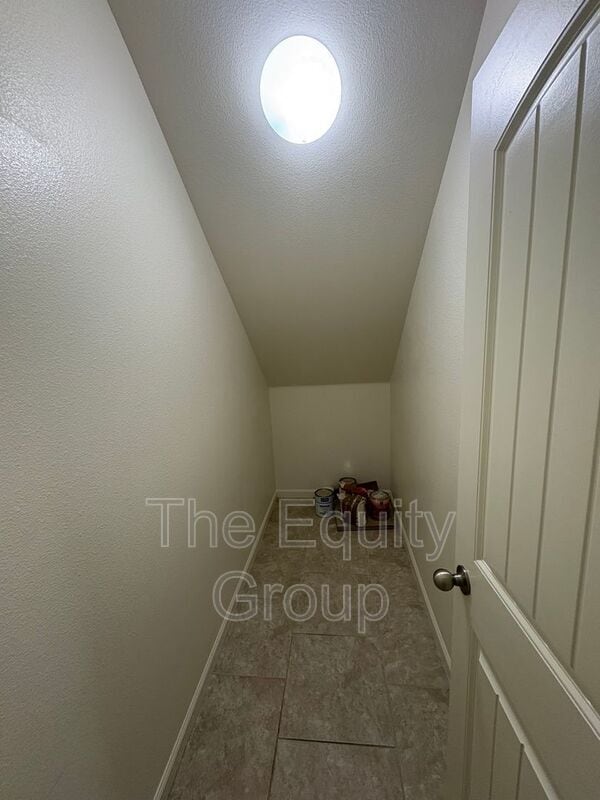 Building Photo - 914 Legend Dr
