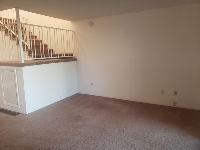 Building Photo - Charming Townhouse! Water Sewer and Garbage Included!