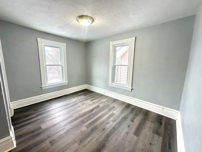 Building Photo - Completely Updated 3 Bed, 1 Bath Unit in Pitcairn - Available Immediately!