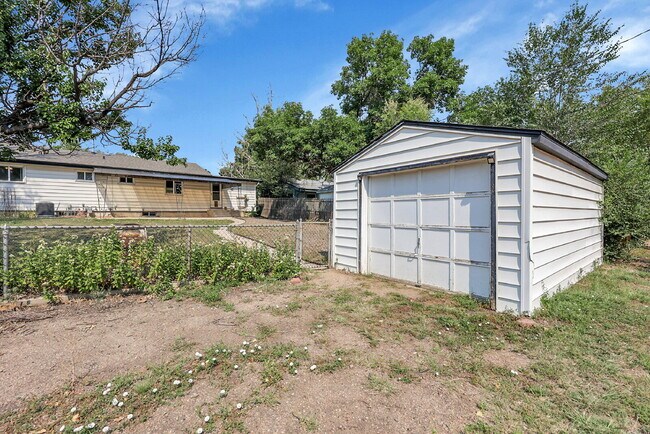 Building Photo - $1,900.00, 3-bed, 2 bath, located in Color...