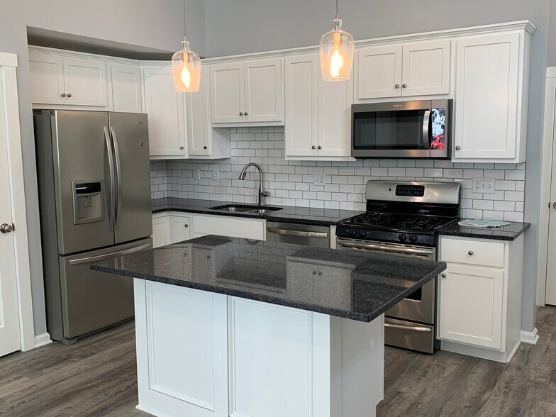 Kitchen with all appliances - 600 Center St