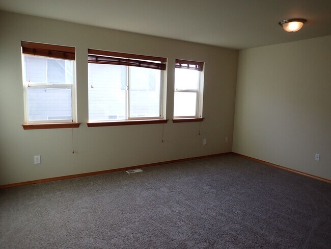 Building Photo - Beautiful 5 Bedroom Puyallup Home