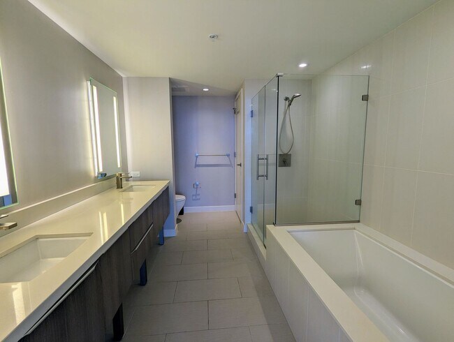 Building Photo - Fully Furnished Luxury Kakaako Living at Symphony 2 Bed, 2 Bath, 2 Parking