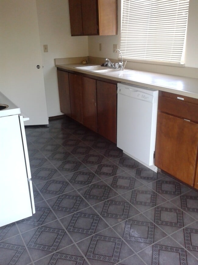 Building Photo - Spacious 3 bedroom 2 bath home located in Modesto