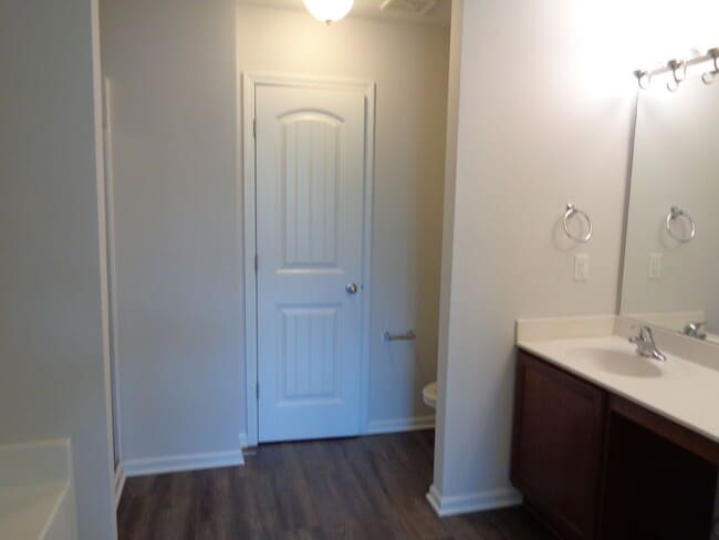 Building Photo - 3 Bedroom Townhouse with 1-Car Garage