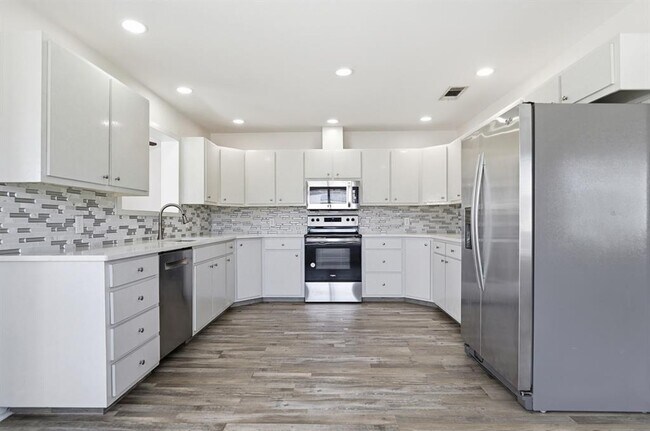 Building Photo - 128 Skyview Terrace