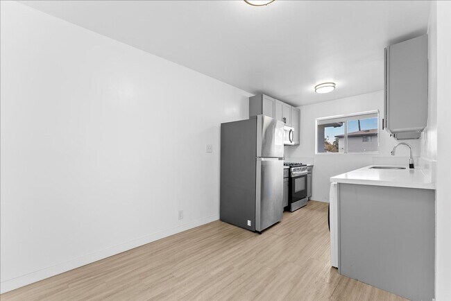 Building Photo - 376 N Ave 57