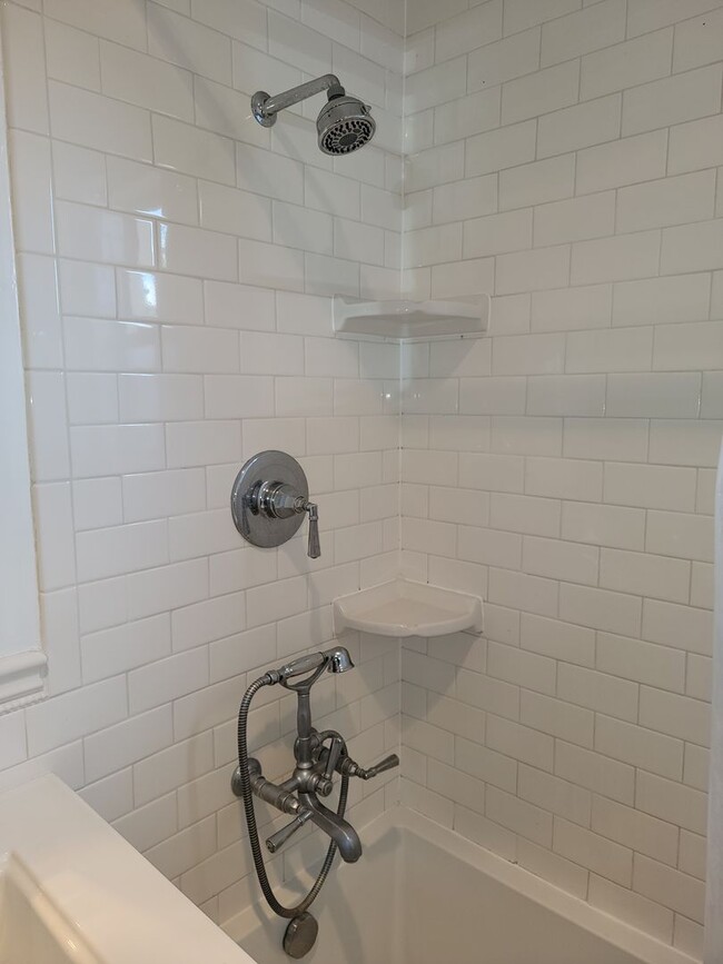 Building Photo - Charming Single Family Home with Spacious ...