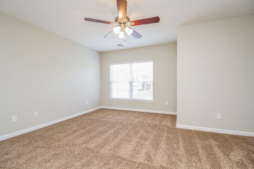 Building Photo - 159 Lyndhurst Dr