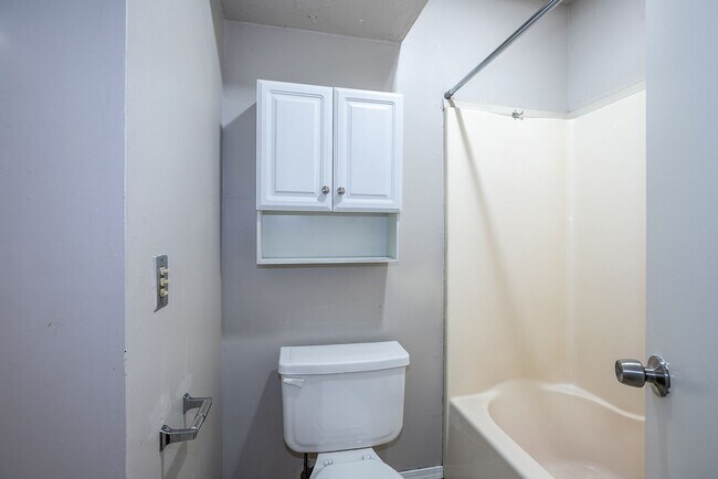 Building Photo - Spacious 1-Bedroom Apartment in South Tulsa | $785 | Mid October