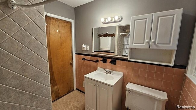 Building Photo - 629 N Vermont Ave