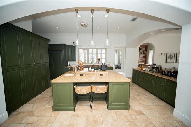 Building Photo - 719 Eastlawn Dr