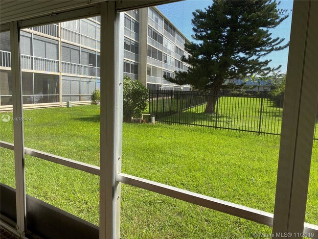 Building Photo - 950 Hillcrest Dr