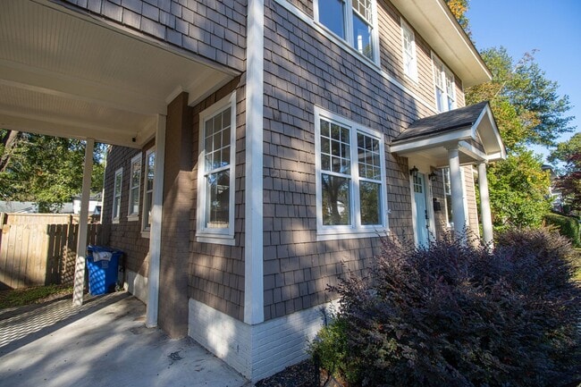 Building Photo - Immediate move-in! Short-term lease! Spaci...