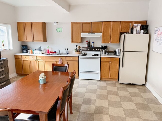 Building Photo - PRELEASING:  A 7+ bedroom/ 2 bath home in York Neighborhood!