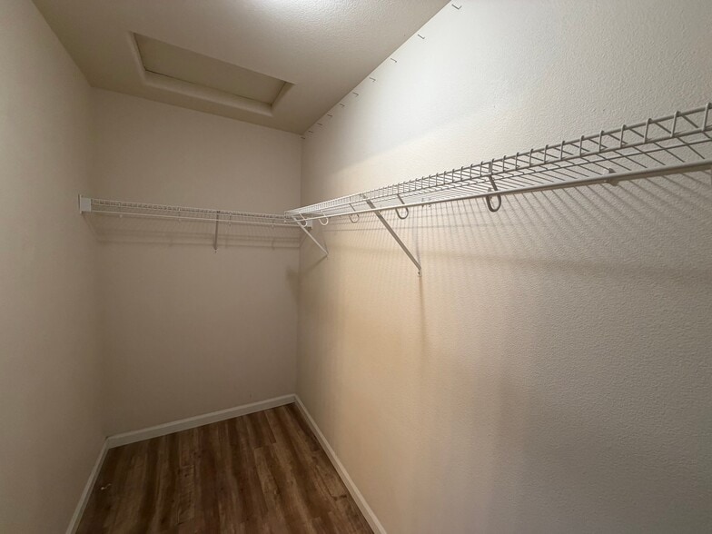 Building Photo - 4120 SW Reindeer Ave