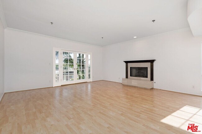 Building Photo - 2205 S Bentley Ave