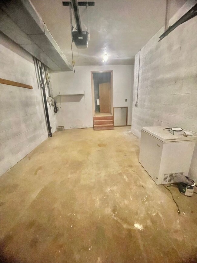 Building Photo - UPDATED 2 Bed 2 Bath-Pittsburgh Pa