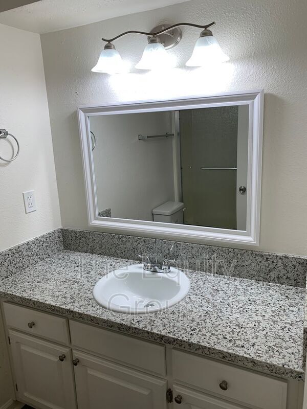 Building Photo - 3906 W Meadow Ave