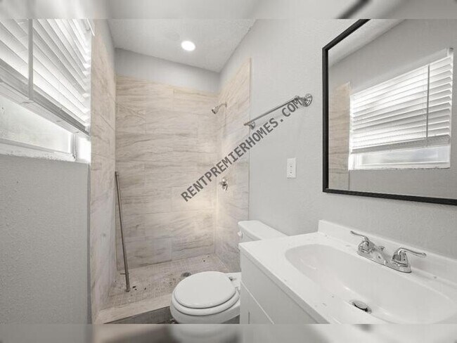 Building Photo - 1018 Harris Dr