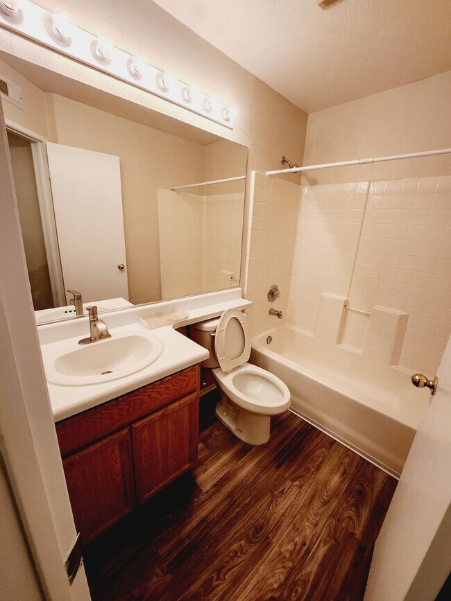 Building Photo - Beautiful remodeled 3 bedroom, 2.5 bath town home in Triana Scripps Ranch
