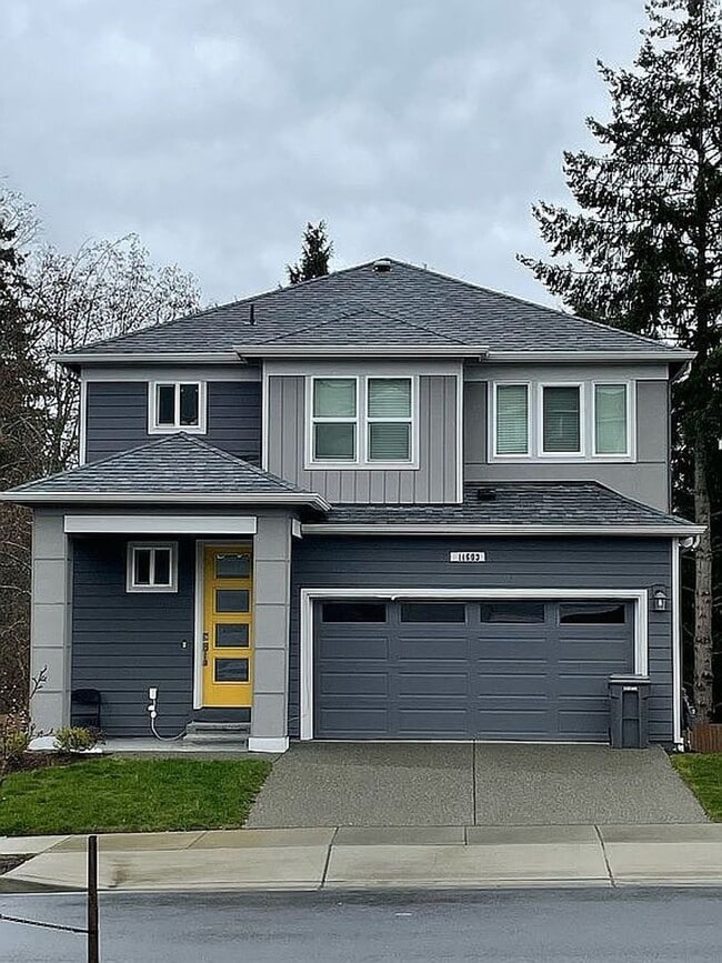Building Photo - A Charming and Cozy 4 Bed 3.5 bath home in...