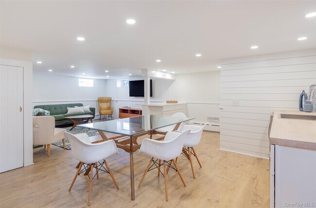 Building Photo - 275 Maier Pl
