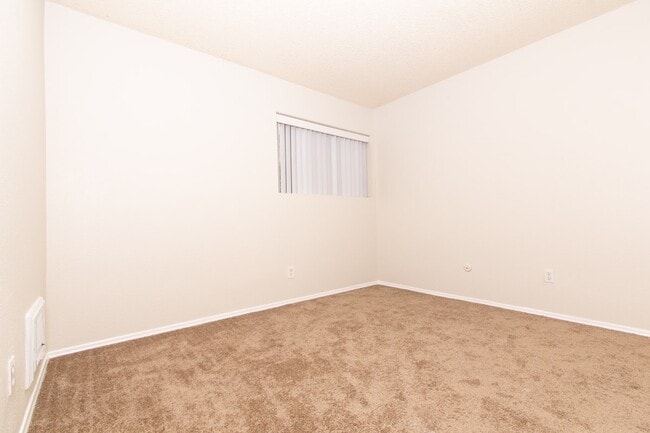 Building Photo - Private 2-bed/2-bath, Corner Location Cond...