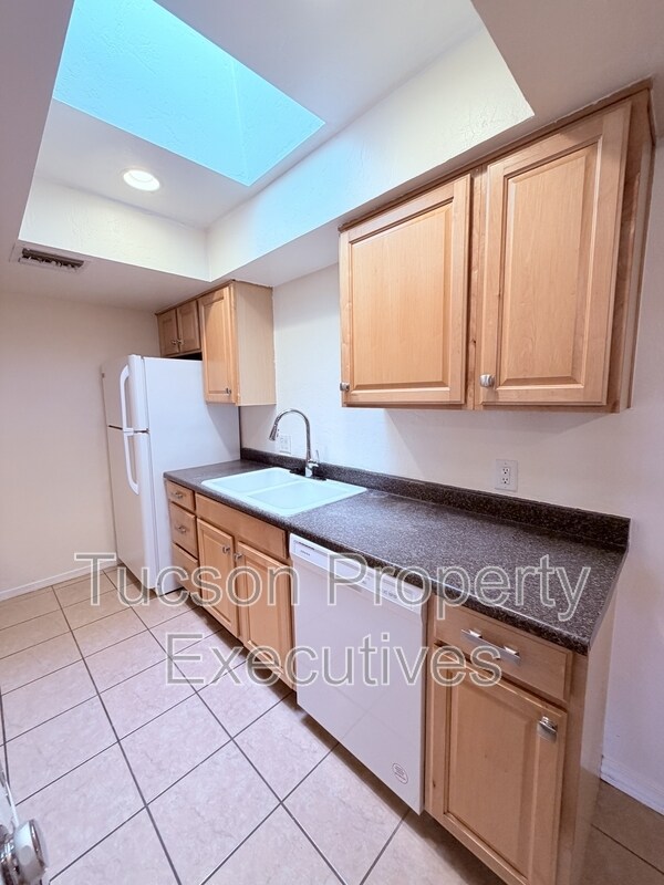 Building Photo - 455 W Kelso St