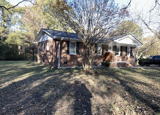 Building Photo - Darling 3 Bedroom Brick Ranch