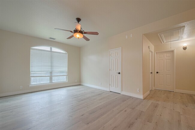 Building Photo - 5703 Saragosa Dr