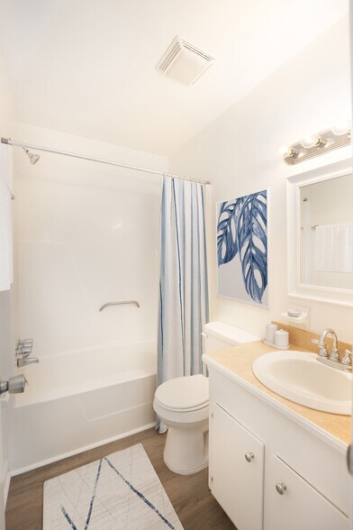 Full Bathroom - 94 Ashley Hall Plantation Rd
