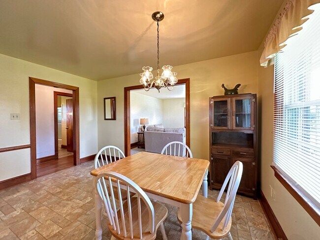 Building Photo - Fully Furnished/Inclusive 2 Bedroom/1 Bathroom Rancher For Rent