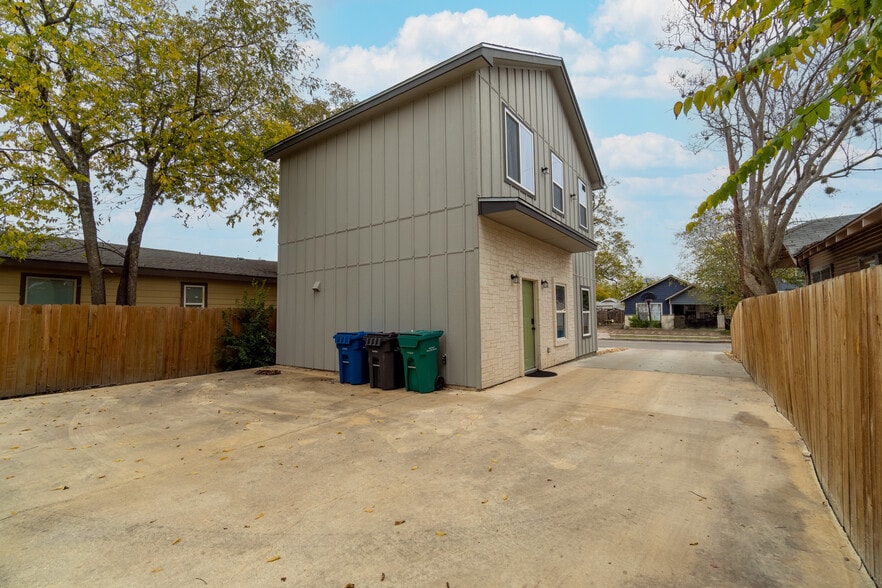 Building Photo - 1528 Lamar St