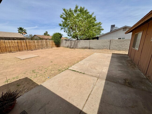 Building Photo - Fantastic 3 Bedroom/2 Bath Single Level Home & NO HOA!  Schedule a Showing Today!