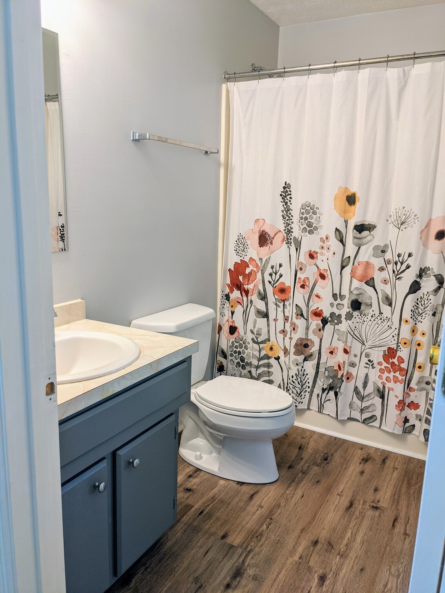 Full upstairs bathroom opens to hallway and main upstairs bedroom. - 3221 Hunters Point Dr