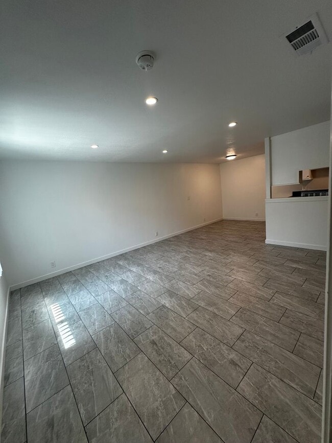 Building Photo - 301 N Tustin Ave